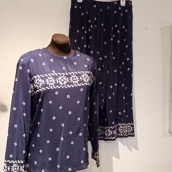 Chaus Dresses & Skirts - Chaus navy blue skirt set